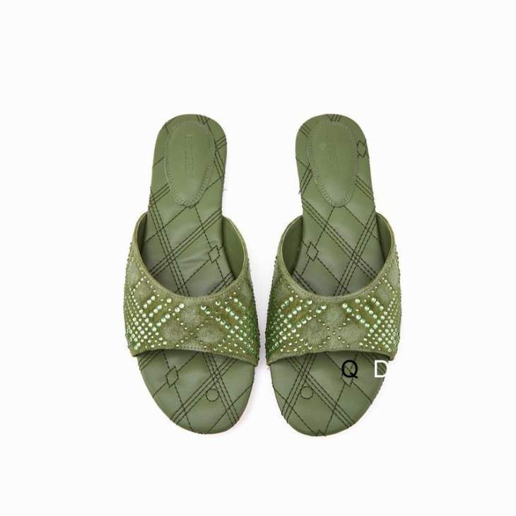 Picture of Burberry Slippers _SKUBurberrysz35-40GDT04023275